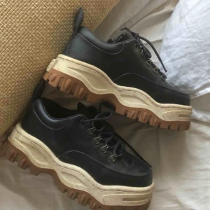  - Eytys Angel i mörkblå med beige/brun sula i väldigt gott skick, sparsamt använda. Prutat o klart, inköpta för 2800kr