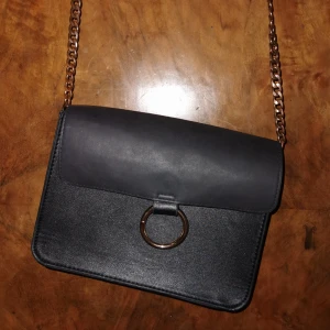  - Svart handväska från pices, fint skick. 70 kr 