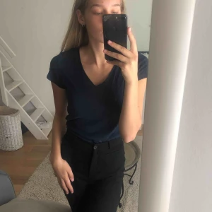  - Helt vanlig blå t-shirt från Kappahl. Får ej användning för den längre! En liten liten logga på vänster axel (bild 3)  Frakt: 40kr!