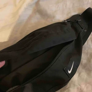  - Väska köpt för 200kr sparsamt använd och feeett cool