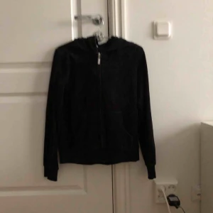  - Supermysig svart huvtröja från Cubus i storlek 158/164. Har inte använt den jättemycket, har haft den i ca 3 år.