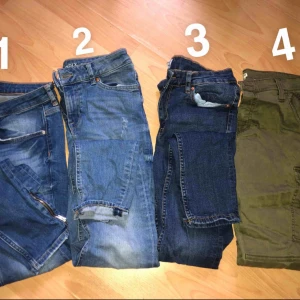  - 70 kr styck eller paketpris 250kr 1. Storlek 30/30 med små sletna detaljer och dragkedja på benen.  2. Storlek 40, med kiten sleten detalj, slim 3. Storlek M, Skinny 4. Fickor på sidorna. Storlek M 