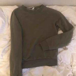  - Mörkgrön tröja från HM i nyskick, storlek S