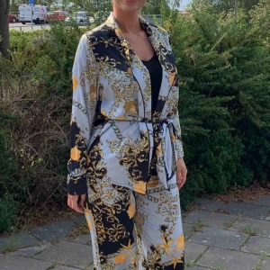  - Fina 2 dels , kavaj med knytband och byxor med resår vid midjan & lösa nedtill !  Strl: S  Köparen står för frakt !