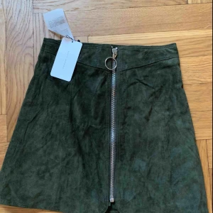  - Helt oanvänd grön mocka kjol från Zara. Taggen kvar. 