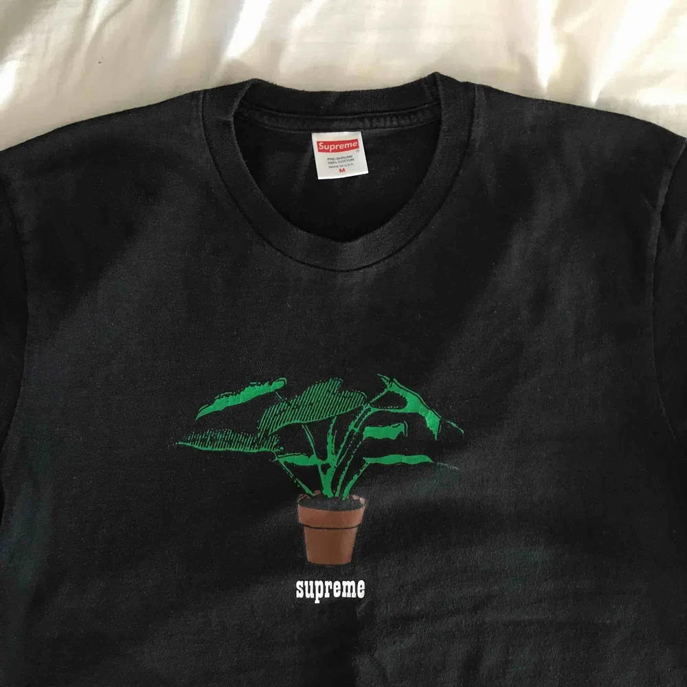 Äkta supreme plant tee i otrolig bra skick 😍. T-shirts.