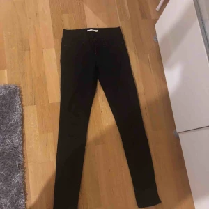  - Helt nya byxor från Levis. Kan tyvärr ej visa på då dem e försmå för mig och fick dem i present. Modell skinny 711