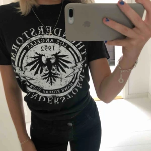  - En jätte fin svart t-shirt från Gina Tricot med ett vitt tryck på framsidan i storlek XS använd två gånger💕