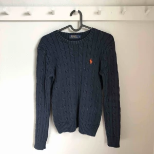  - Kabelstickad tröja från Ralph Lauren. Köparen står för frakt