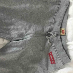  - gråa mjukisbyxor från levi’s i fint skick! inte använda ofta alls. vet inte riktigt vilken storlek de är men dom passar bra på mig som brukar ha S  