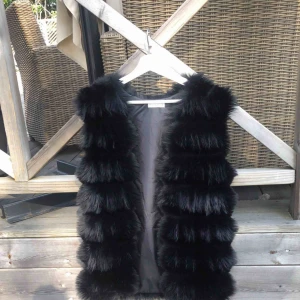  - Sjukt fin pälsväst (fake päls). Använd max 3 gånger!