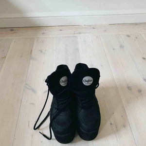  - ✨💕Svarta Buffalos, använda endast en gång pga för små för mig 💕✨