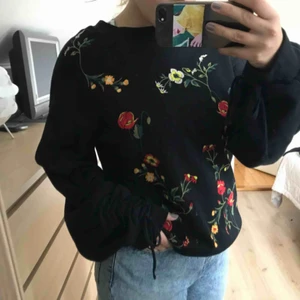  - Så så sååå fin tröja från Miss Selfridges, använd typ två gånger, som ny. Köptes för 599kr. Jätteskön. Stora puffiga armar (se bild) med snören man kan knyta som man vill. 