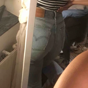  - Säljer mina snygga levi’s jeans då de blivit förstora. De är köpte för ett tag sedan men är dock i väldigt bra skick pga dålig användning av mig.  Jag är 1,70 & de är lite korta på mig. Dom är köpta från levi’s affär. Köparen står för frakt 💖
