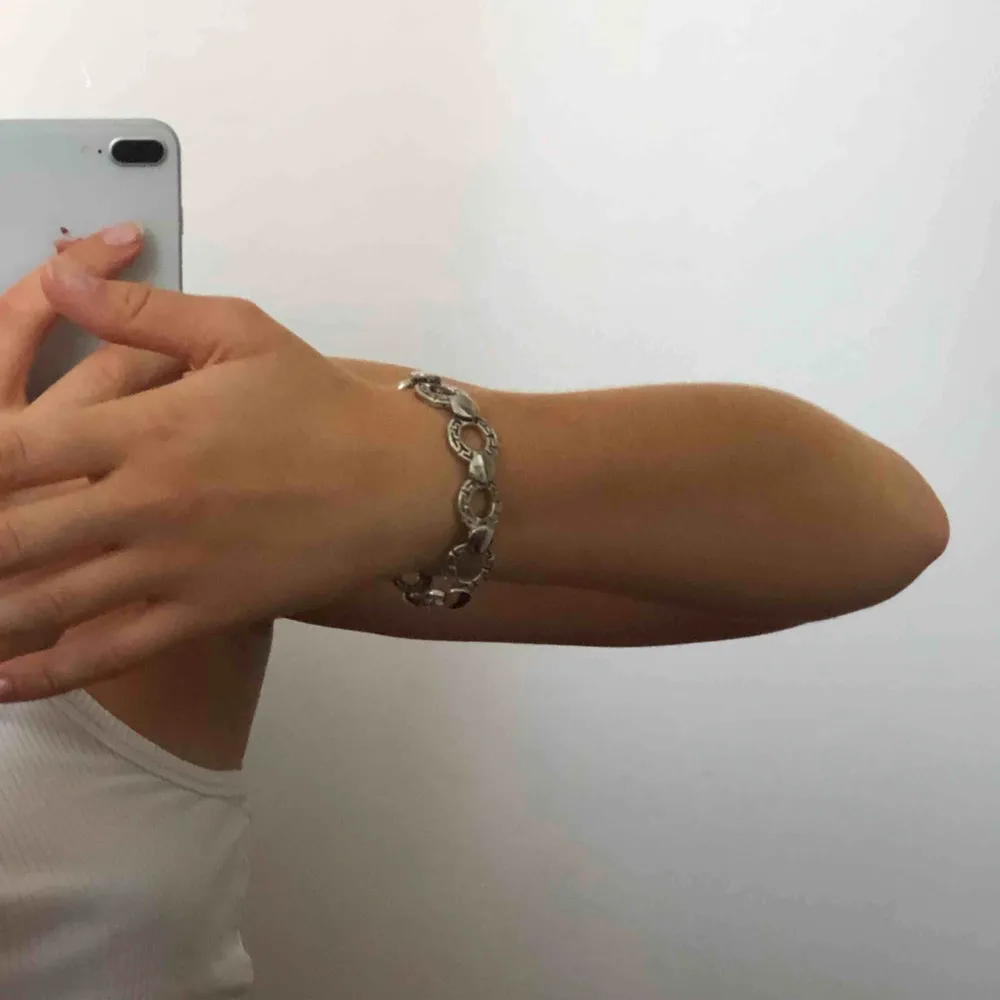 ❗️50kr inkl frakt❗️ Jättefint silverfärgat armband, lite inspirerat av Versace🥰. Accessoarer.