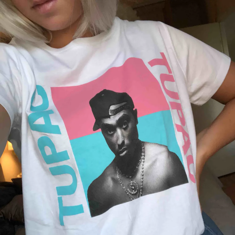 T-Shirt med tupac tryck köpt i london 🥰 Aldrig använd pga den inte riktigt är min stil!  . T-shirts.