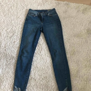 - Sjukt bekväma och snygga jeans från Vero Moda! Köpta för inte alls längesedan för 400kr. Snygga detaljer nertill i form av slitningar! Sitter snyggt över rumpan och stretchiga i materialet. 
