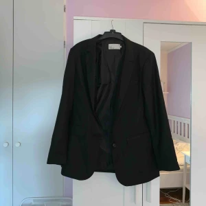  - Svart Oversized blazer från NLY trend (Nelly). Eftersom den är oversized så är den stor i storlek. Aldrig använd!  Går precis nedanför rumpan på mig som är 165 cm.  Köpt för 599 kr, originalpris.  Kan hämtas i Kalmar annars står köparen för frakten. 