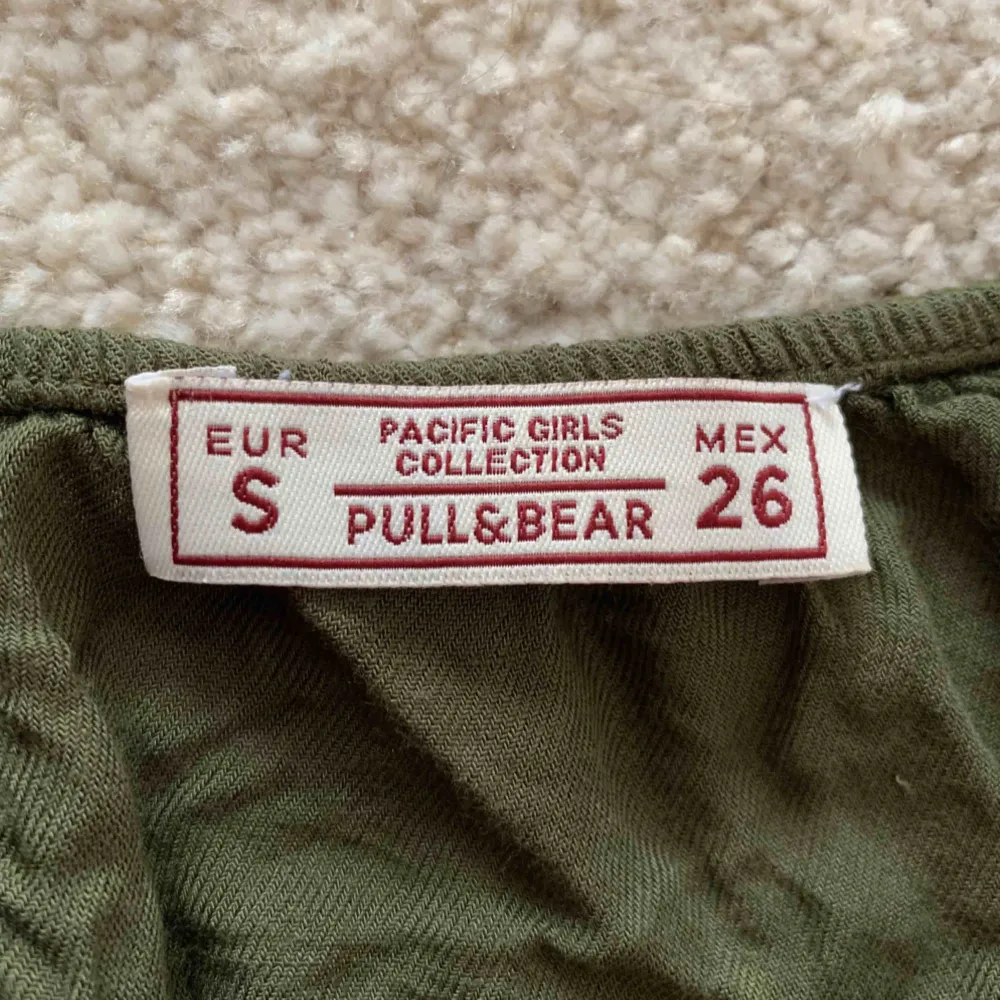 Supersnygg off-shoulder top från Pull & Bear 💚 frakt 30kr. Toppar.