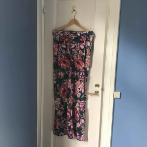  - Blommiga byxor stretch  tyg  Hämta i Majorna  