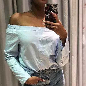 En ljus blå off shoulder topp. Stretchig vid axlarna så den sätter sig snyggt på kroppen. Köptes på primark, Strl 38/ uk 10.