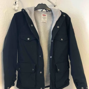  - Säljer min svarta Fjällräven jacka som blivit för liten för mig. Det är en xxs men passar bra på xs och s också. Köparen står för frakt. 