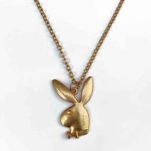  - Riktigt fint och oanvänt playboy halsband, frakten ingår i priset ⚡️✨ (kommer lägga upp fler liknande inom kort)