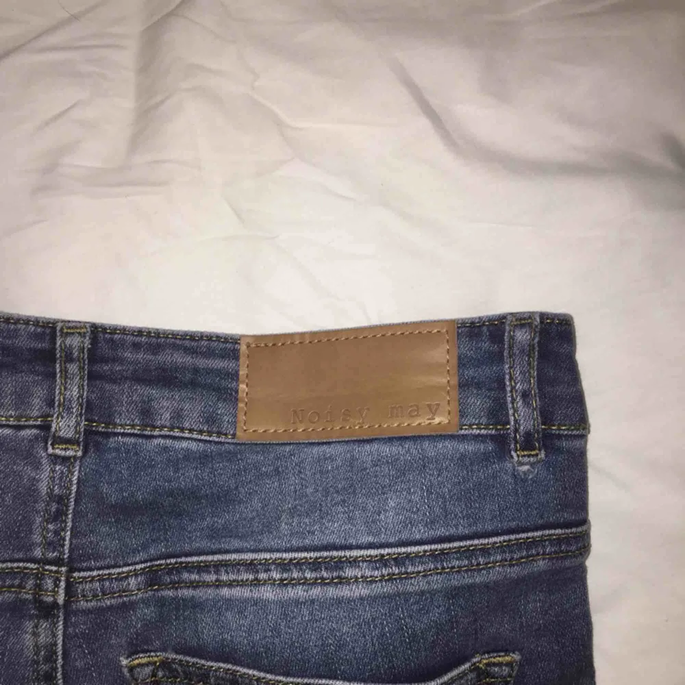 Bootcut jeans från Noisy May. Storlek 27 . Xs/S Bra skick, endast lite slitna i skärphållarna. 💙. Jeans & Byxor.