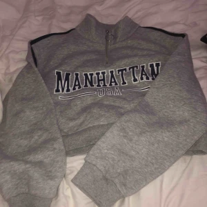  - Croppad tröja från hm, helt ny prislapp och allt är kvar! Har band på ärmarna och står manhattan/USA på