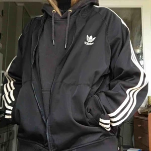  - Ball jacka från Adidas. Tror den är köpt på typ Humana. Inga hål eller så, bra skick helt enkelt! Den är snyggt oversized på mig som M och antagligen på S också!