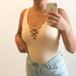  - Jätte fin body med snörning mellan brösten och djup rygg. Inte allt för djup, jag kunde fortfarande ha bh utan att den syntes varken där fram eller där bak. Använd en gång, säljes även i grå