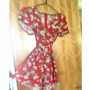  - Snygg byxdress från Mango. Knytning runt midjan och riktigt skönt material. Jag är 165 men den är något kort i passformen för mig så skulle tro att den passar bäst på någon som brukar ha st XS men som är kortare än 165 cm. Frakt ingår i priset!