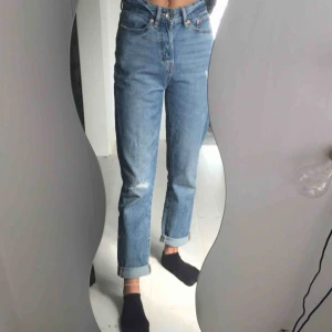  - Jättesnygga momjeans med hög midja från lager 157. Lite stora i storleken och därav varför jag säljer dom. Köpta för 300kr och är väldigt sparsamt använda. Eventuell frakt betalar köparen:)