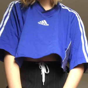  - Vintagetröja från Adidas. Avklippt och väldigt oversize. Skulle säga att den passar från S-XL beroende på hur man vill att den ska sitta.