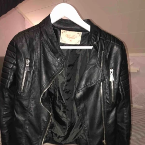  - Säljer min skinnjacka då den är för liten för mig den har aldrig används ⭐️  