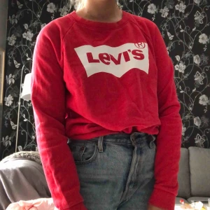  - Röd levis sweatshirt. XS men skulle mer säga S. Säljer pga ej min stil längre. Köpare står för frakt.