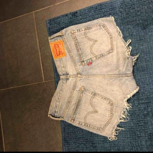  - Levis shorts 501 w26 motsvarar storlek S(jag är 167 cm lång) i mycket bra skick! I färgen ljusblå.  Nypris 599 kr, säljes för 150 kr Köparen står för frakt! 