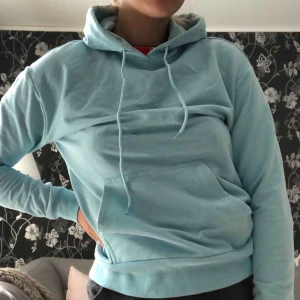  - Ljusblå hoodie från carlings. XS men skulle mer säga S. Säljer pga ej min stil. Köpare står för frakt