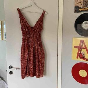  - Fin blommig klänning från POP men köpt på Emaus i Stockholm! Använd 1 gång