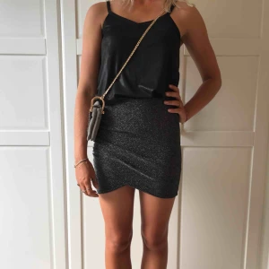  - Glitterkjol från Crocker, strl S. Aldrig använd. Omlott på ena höften. Skön passform och endast glitter på utsidan vilket gör materialet skönt på insidan. Frakt 36kr 💫