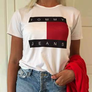 Cool loose fit tshirt från Tommy Jeans. Galet skön i materialet och snålt använd. Strl S. Köpare står för eventuell fraktkostnad ❤️🖤
