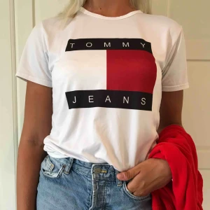  - Cool loose fit tshirt från Tommy Jeans. Galet skön i materialet och snålt använd. Strl S. Köpare står för eventuell fraktkostnad ❤️🖤