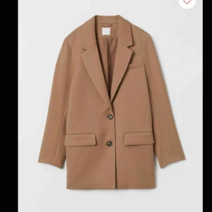  - Oversized kavaj från H&M, köpt för 500kr. Fråga för bild😊