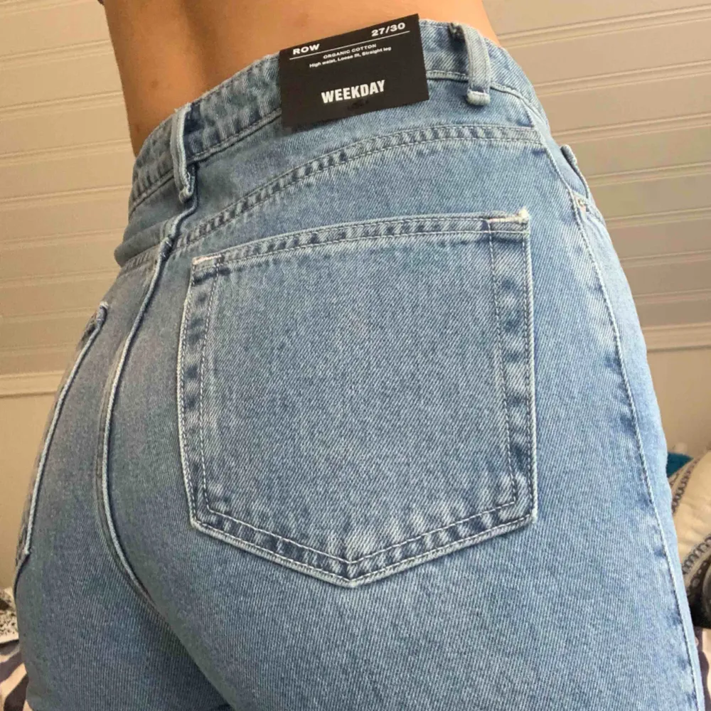 Skit snygga jeans från Weekday i modellen Row, aldrig använda endast testade, säljer pga fel storlek. Nypris 500kr, frakt 50kr. Jeans & Byxor.