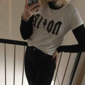  - En t-shirt från märket neo Noir köpt i Köpenhamn för ca 300 svenska kronor, ett tryck med texten noir, säljer för att den typ aldrig kommer till användning ✨✨