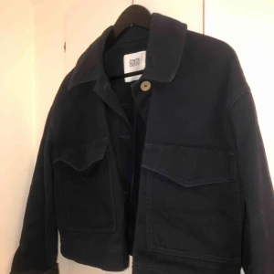  - Mörkblå, kort jacka! 