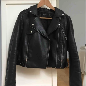 - Klassisk bikerjacka från Zara i strl M. Men passar mig bra (även med hoodie/stickat under) som har strl. S i vanliga fall. Inte mycket använd. Köpare står för frakt :)