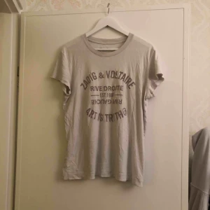  - T-shirt från Zadig & Voltaire, köpt för 1100kr. Den har inga fläckar eller liknande. Frakt är inkluderat i priset💘