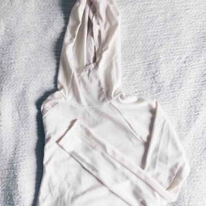  - Fin ljusrosa träningsstopp från hm. Luva, lång ärm med reflex, mesh på sidor och rygg för ventilation. Säljer då den sitter något tajt över armarna. Använd 1 gång