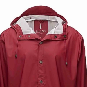  - Fin röd regnjacka från Rains. Använd max 10 gånger, som ny 😊 Nypris 749kr